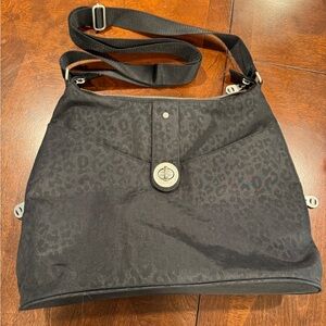 Baggallini Helsinki Crossbody Hobo black Cheetah